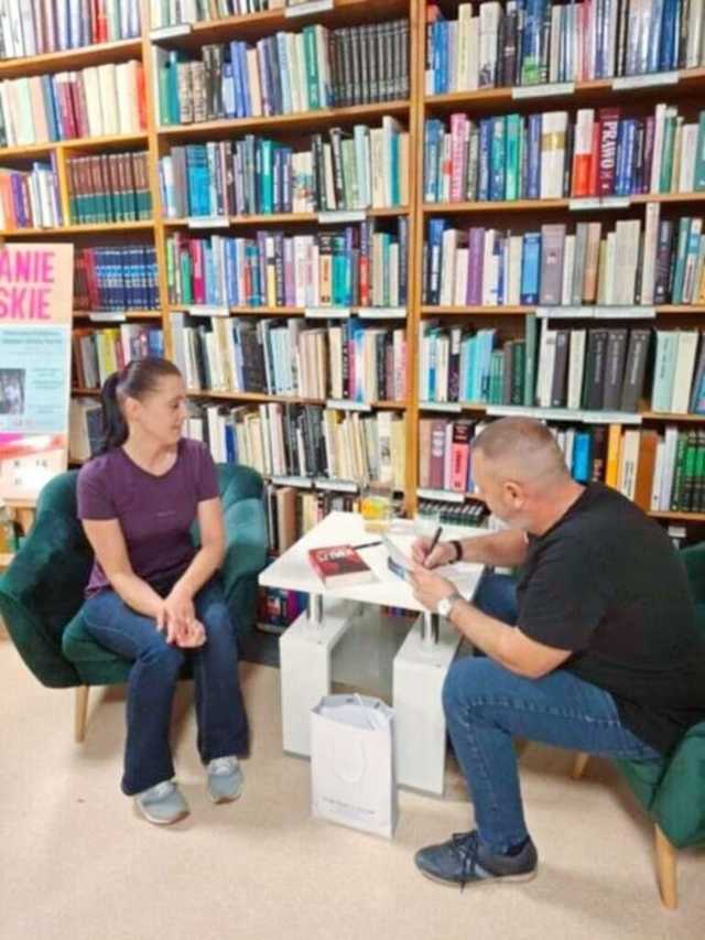 [FOTO] Piotr Kościelny spotkał się z czytelnikami żarowskiej biblioteki