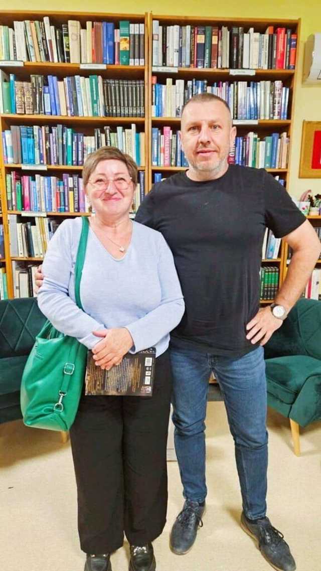 [FOTO] Piotr Kościelny spotkał się z czytelnikami żarowskiej biblioteki