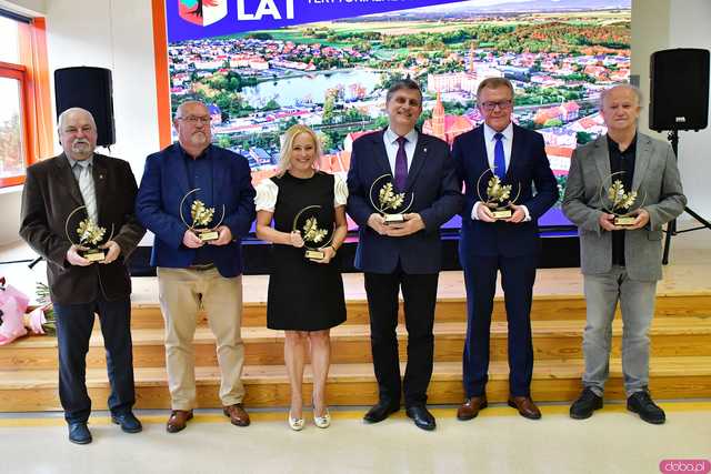 [FOTO] Uroczysta Sesja Rady Miejskiej w Żarowie. Nagrodzono sportowców oraz byłych samorządowców