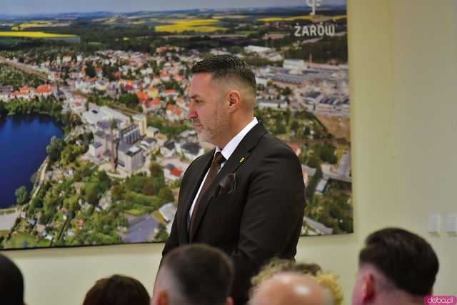 [FOTO] Uroczysta Sesja Rady Miejskiej w Żarowie. Nagrodzono sportowców oraz byłych samorządowców
