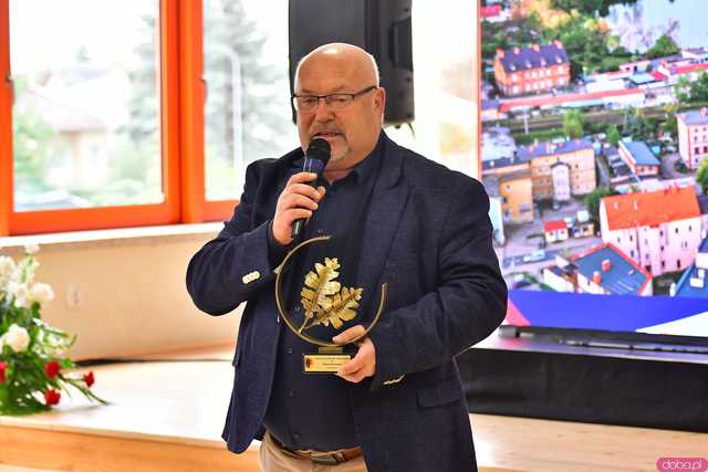 [FOTO] Uroczysta Sesja Rady Miejskiej w Żarowie. Nagrodzono sportowców oraz byłych samorządowców