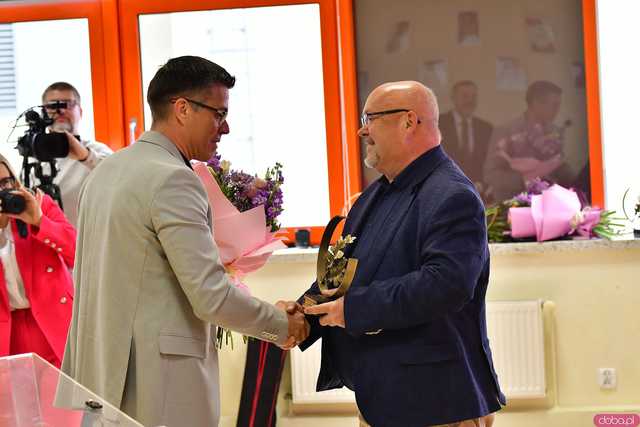 [FOTO] Uroczysta Sesja Rady Miejskiej w Żarowie. Nagrodzono sportowców oraz byłych samorządowców