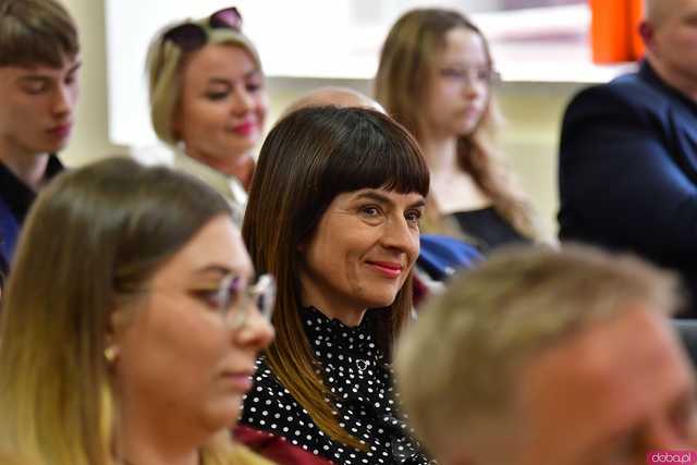 [FOTO] Uroczysta Sesja Rady Miejskiej w Żarowie. Nagrodzono sportowców oraz byłych samorządowców