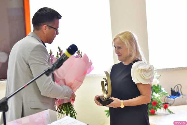 [FOTO] Uroczysta Sesja Rady Miejskiej w Żarowie. Nagrodzono sportowców oraz byłych samorządowców