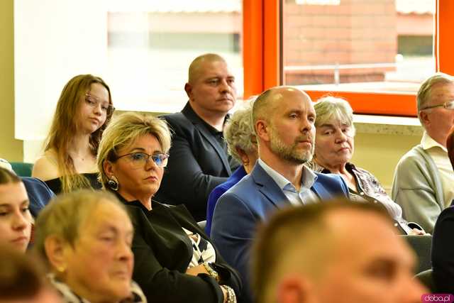 [FOTO] Uroczysta Sesja Rady Miejskiej w Żarowie. Nagrodzono sportowców oraz byłych samorządowców