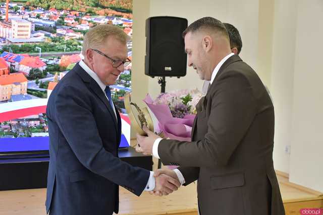 [FOTO] Uroczysta Sesja Rady Miejskiej w Żarowie. Nagrodzono sportowców oraz byłych samorządowców
