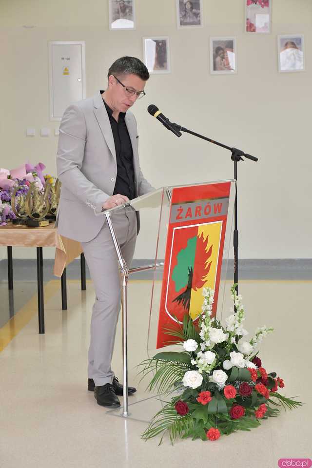 [FOTO] Uroczysta Sesja Rady Miejskiej w Żarowie. Nagrodzono sportowców oraz byłych samorządowców