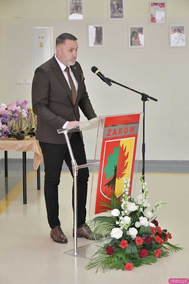 [FOTO] Uroczysta Sesja Rady Miejskiej w Żarowie. Nagrodzono sportowców oraz byłych samorządowców