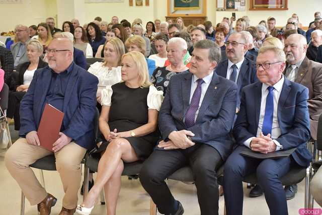 [FOTO] Uroczysta Sesja Rady Miejskiej w Żarowie. Nagrodzono sportowców oraz byłych samorządowców