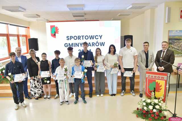[FOTO] Uroczysta Sesja Rady Miejskiej w Żarowie. Nagrodzono sportowców oraz byłych samorządowców