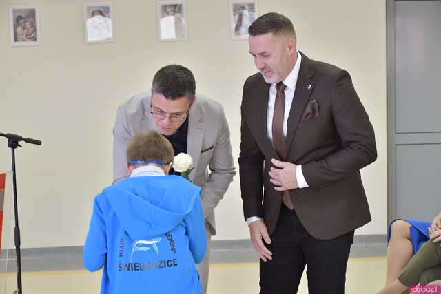 [FOTO] Uroczysta Sesja Rady Miejskiej w Żarowie. Nagrodzono sportowców oraz byłych samorządowców