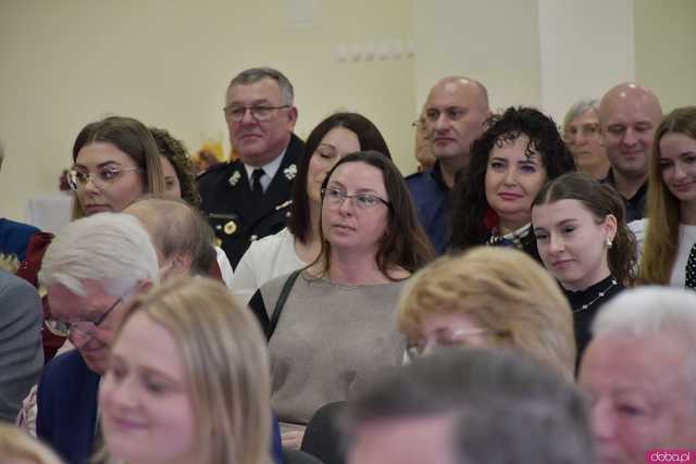 [FOTO] Uroczysta Sesja Rady Miejskiej w Żarowie. Nagrodzono sportowców oraz byłych samorządowców
