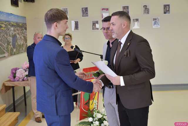 [FOTO] Uroczysta Sesja Rady Miejskiej w Żarowie. Nagrodzono sportowców oraz byłych samorządowców