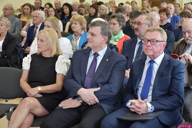 [FOTO] Uroczysta Sesja Rady Miejskiej w Żarowie. Nagrodzono sportowców oraz byłych samorządowców