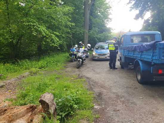 Leśne rajdy pod lupą policji. Weekendowa akcja na drogach i bezdrożach powiatu świdnickiego