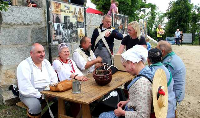 [FOTO] Piknik z historią w tle. Na wzgórzu Wieżyca upamiętniono 280. rocznicę bitwy pod Dobromierzem