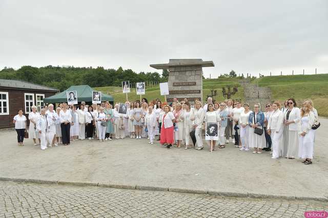 [WIDEO/FOTO] Jeżeli tracimy o nich pamięć, to odbieramy sens ich cierpienia. Biały Marsz przeszedł do Muzeum Gross-Rosen