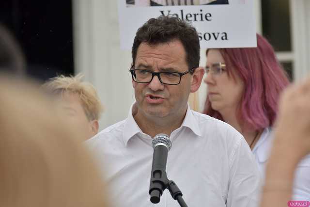 [WIDEO/FOTO] Jeżeli tracimy o nich pamięć, to odbieramy sens ich cierpienia. Biały Marsz przeszedł do Muzeum Gross-Rosen