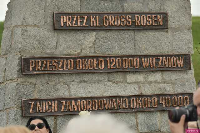 [WIDEO/FOTO] Jeżeli tracimy o nich pamięć, to odbieramy sens ich cierpienia. Biały Marsz przeszedł do Muzeum Gross-Rosen