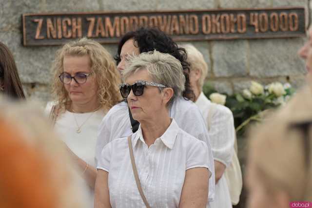 [WIDEO/FOTO] Jeżeli tracimy o nich pamięć, to odbieramy sens ich cierpienia. Biały Marsz przeszedł do Muzeum Gross-Rosen