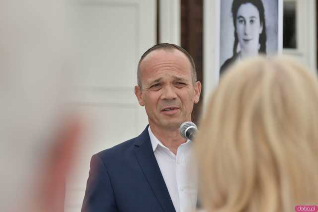 [WIDEO/FOTO] Jeżeli tracimy o nich pamięć, to odbieramy sens ich cierpienia. Biały Marsz przeszedł do Muzeum Gross-Rosen