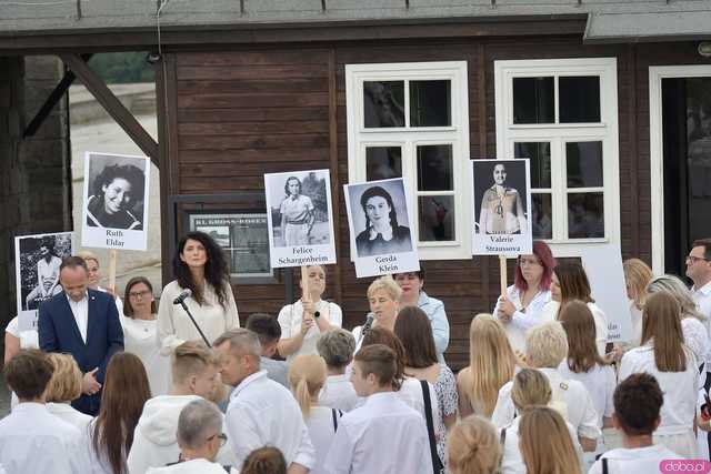 [WIDEO/FOTO] Jeżeli tracimy o nich pamięć, to odbieramy sens ich cierpienia. Biały Marsz przeszedł do Muzeum Gross-Rosen