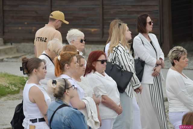[WIDEO/FOTO] Jeżeli tracimy o nich pamięć, to odbieramy sens ich cierpienia. Biały Marsz przeszedł do Muzeum Gross-Rosen