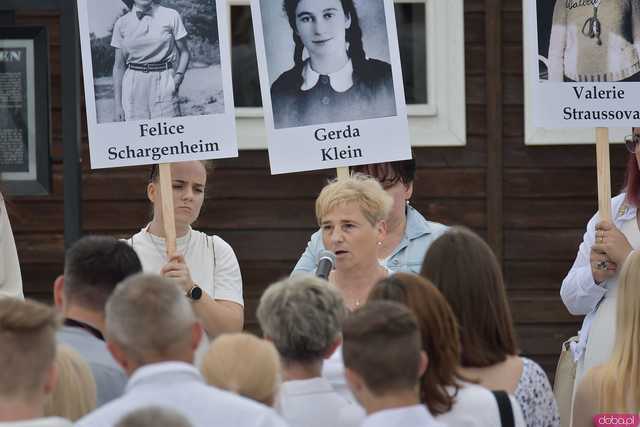 [WIDEO/FOTO] Jeżeli tracimy o nich pamięć, to odbieramy sens ich cierpienia. Biały Marsz przeszedł do Muzeum Gross-Rosen