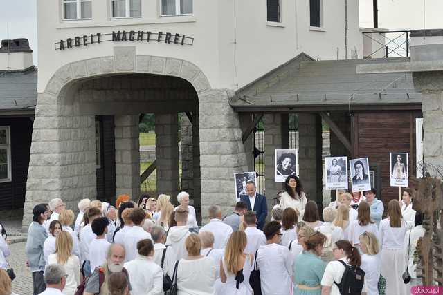 [WIDEO/FOTO] Jeżeli tracimy o nich pamięć, to odbieramy sens ich cierpienia. Biały Marsz przeszedł do Muzeum Gross-Rosen
