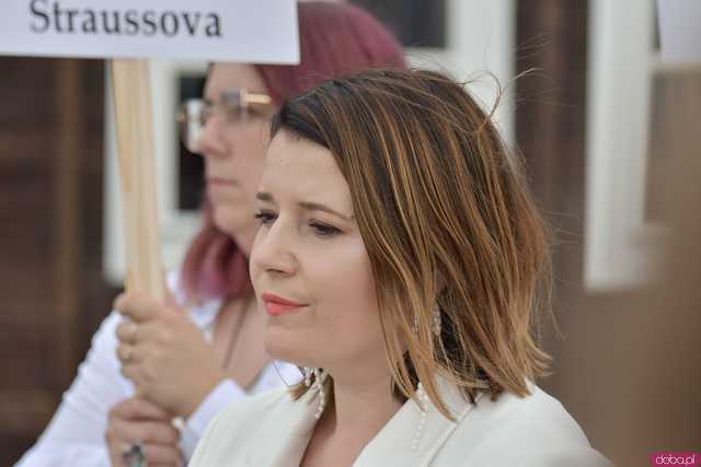[WIDEO/FOTO] Jeżeli tracimy o nich pamięć, to odbieramy sens ich cierpienia. Biały Marsz przeszedł do Muzeum Gross-Rosen