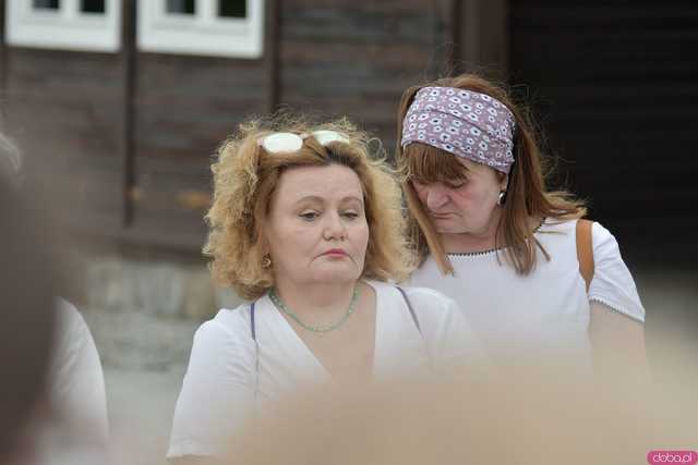 [WIDEO/FOTO] Jeżeli tracimy o nich pamięć, to odbieramy sens ich cierpienia. Biały Marsz przeszedł do Muzeum Gross-Rosen