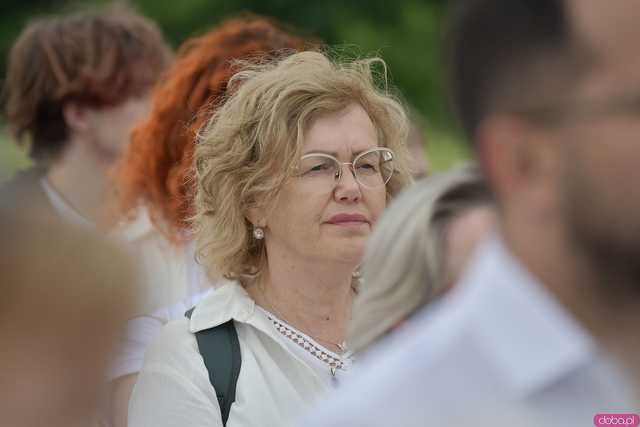 [WIDEO/FOTO] Jeżeli tracimy o nich pamięć, to odbieramy sens ich cierpienia. Biały Marsz przeszedł do Muzeum Gross-Rosen