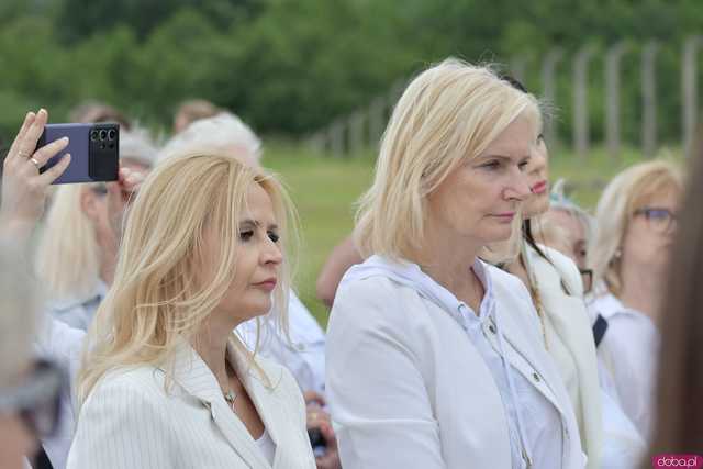 [WIDEO/FOTO] Jeżeli tracimy o nich pamięć, to odbieramy sens ich cierpienia. Biały Marsz przeszedł do Muzeum Gross-Rosen