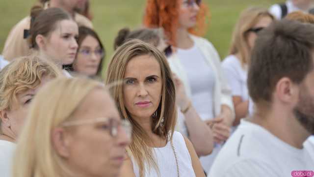 [WIDEO/FOTO] Jeżeli tracimy o nich pamięć, to odbieramy sens ich cierpienia. Biały Marsz przeszedł do Muzeum Gross-Rosen