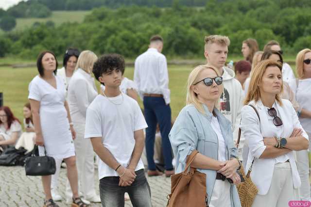 [WIDEO/FOTO] Jeżeli tracimy o nich pamięć, to odbieramy sens ich cierpienia. Biały Marsz przeszedł do Muzeum Gross-Rosen