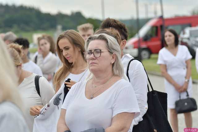 [WIDEO/FOTO] Jeżeli tracimy o nich pamięć, to odbieramy sens ich cierpienia. Biały Marsz przeszedł do Muzeum Gross-Rosen