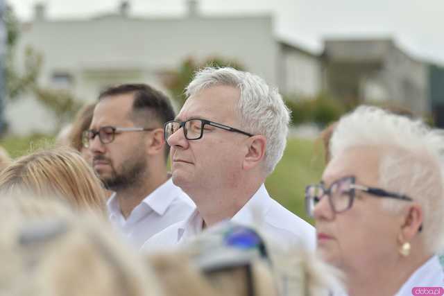 [WIDEO/FOTO] Jeżeli tracimy o nich pamięć, to odbieramy sens ich cierpienia. Biały Marsz przeszedł do Muzeum Gross-Rosen