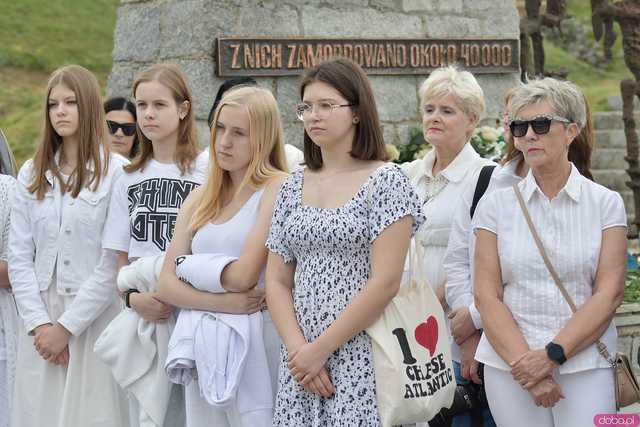 [WIDEO/FOTO] Jeżeli tracimy o nich pamięć, to odbieramy sens ich cierpienia. Biały Marsz przeszedł do Muzeum Gross-Rosen