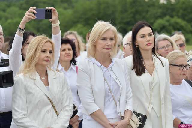 [WIDEO/FOTO] Jeżeli tracimy o nich pamięć, to odbieramy sens ich cierpienia. Biały Marsz przeszedł do Muzeum Gross-Rosen