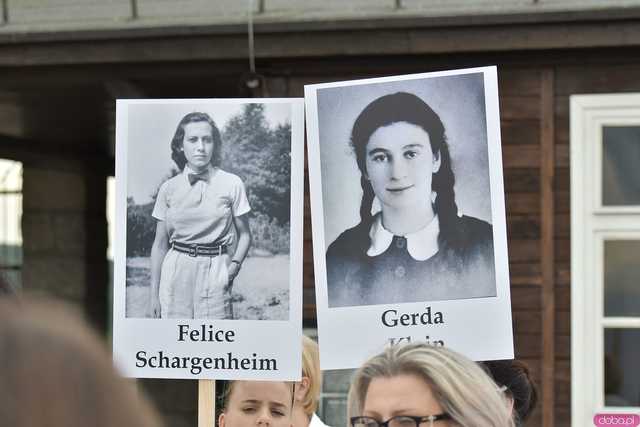 [WIDEO/FOTO] Jeżeli tracimy o nich pamięć, to odbieramy sens ich cierpienia. Biały Marsz przeszedł do Muzeum Gross-Rosen