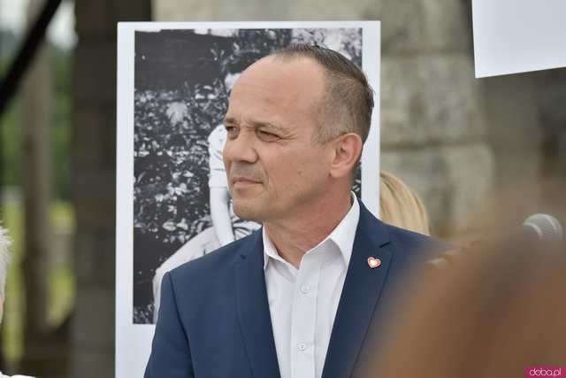 [WIDEO/FOTO] Jeżeli tracimy o nich pamięć, to odbieramy sens ich cierpienia. Biały Marsz przeszedł do Muzeum Gross-Rosen
