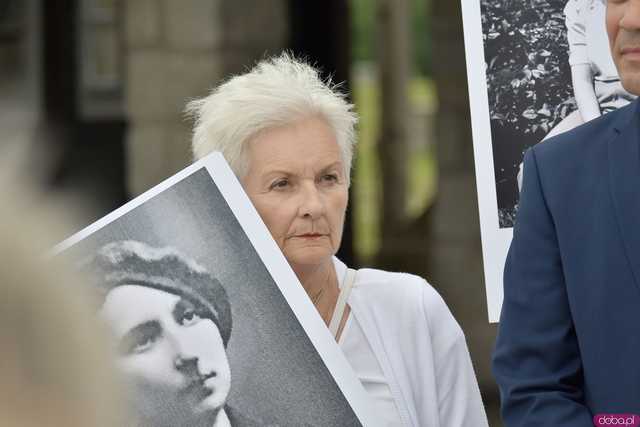 [WIDEO/FOTO] Jeżeli tracimy o nich pamięć, to odbieramy sens ich cierpienia. Biały Marsz przeszedł do Muzeum Gross-Rosen