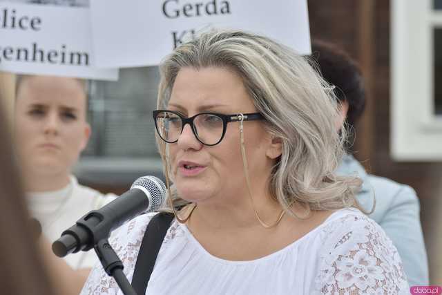 [WIDEO/FOTO] Jeżeli tracimy o nich pamięć, to odbieramy sens ich cierpienia. Biały Marsz przeszedł do Muzeum Gross-Rosen