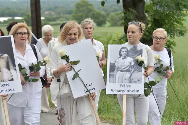 [WIDEO/FOTO] Jeżeli tracimy o nich pamięć, to odbieramy sens ich cierpienia. Biały Marsz przeszedł do Muzeum Gross-Rosen