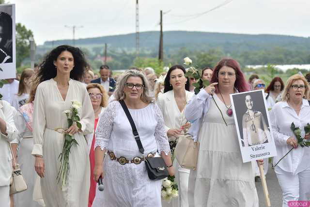 [WIDEO/FOTO] Jeżeli tracimy o nich pamięć, to odbieramy sens ich cierpienia. Biały Marsz przeszedł do Muzeum Gross-Rosen