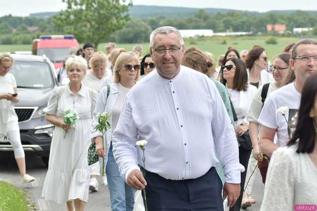 [WIDEO/FOTO] Jeżeli tracimy o nich pamięć, to odbieramy sens ich cierpienia. Biały Marsz przeszedł do Muzeum Gross-Rosen