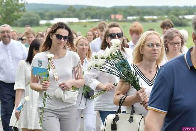 [WIDEO/FOTO] Jeżeli tracimy o nich pamięć, to odbieramy sens ich cierpienia. Biały Marsz przeszedł do Muzeum Gross-Rosen