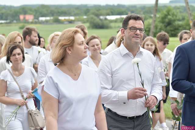 [WIDEO/FOTO] Jeżeli tracimy o nich pamięć, to odbieramy sens ich cierpienia. Biały Marsz przeszedł do Muzeum Gross-Rosen