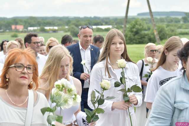 [WIDEO/FOTO] Jeżeli tracimy o nich pamięć, to odbieramy sens ich cierpienia. Biały Marsz przeszedł do Muzeum Gross-Rosen