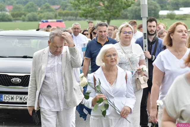 [WIDEO/FOTO] Jeżeli tracimy o nich pamięć, to odbieramy sens ich cierpienia. Biały Marsz przeszedł do Muzeum Gross-Rosen